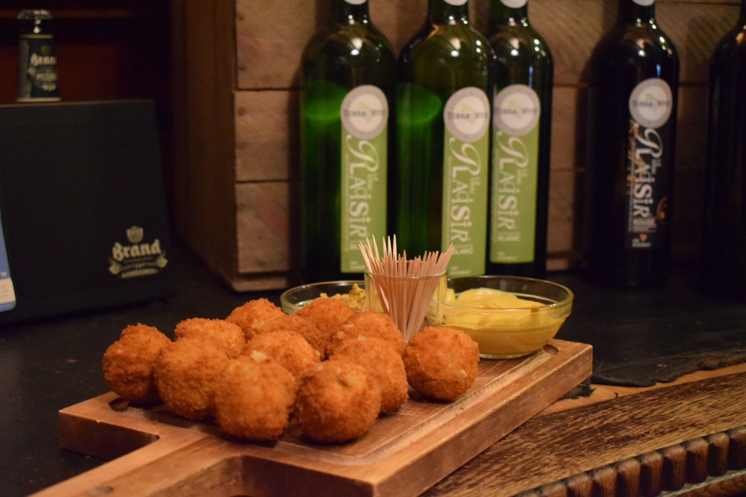 Bitterballen met mosterd op borrelplank
